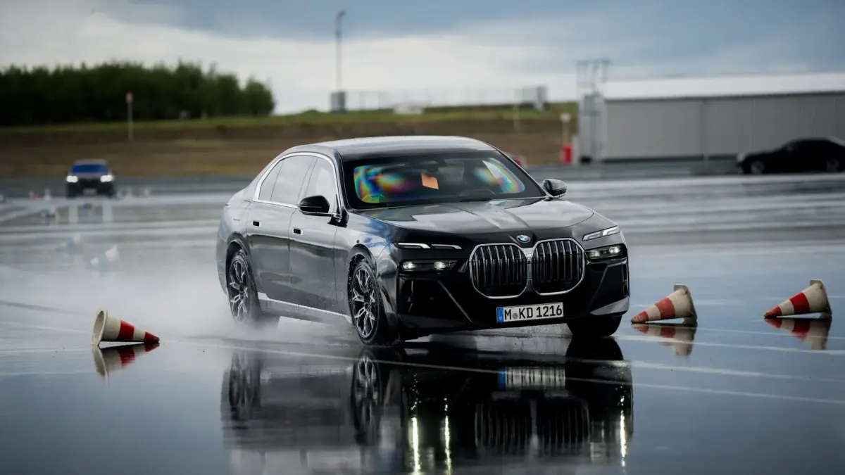 BMW pamer ketangguhan mobil anti peluru, seri 7 dan X5 protection diuji dalam berbagai skenario ekstrem