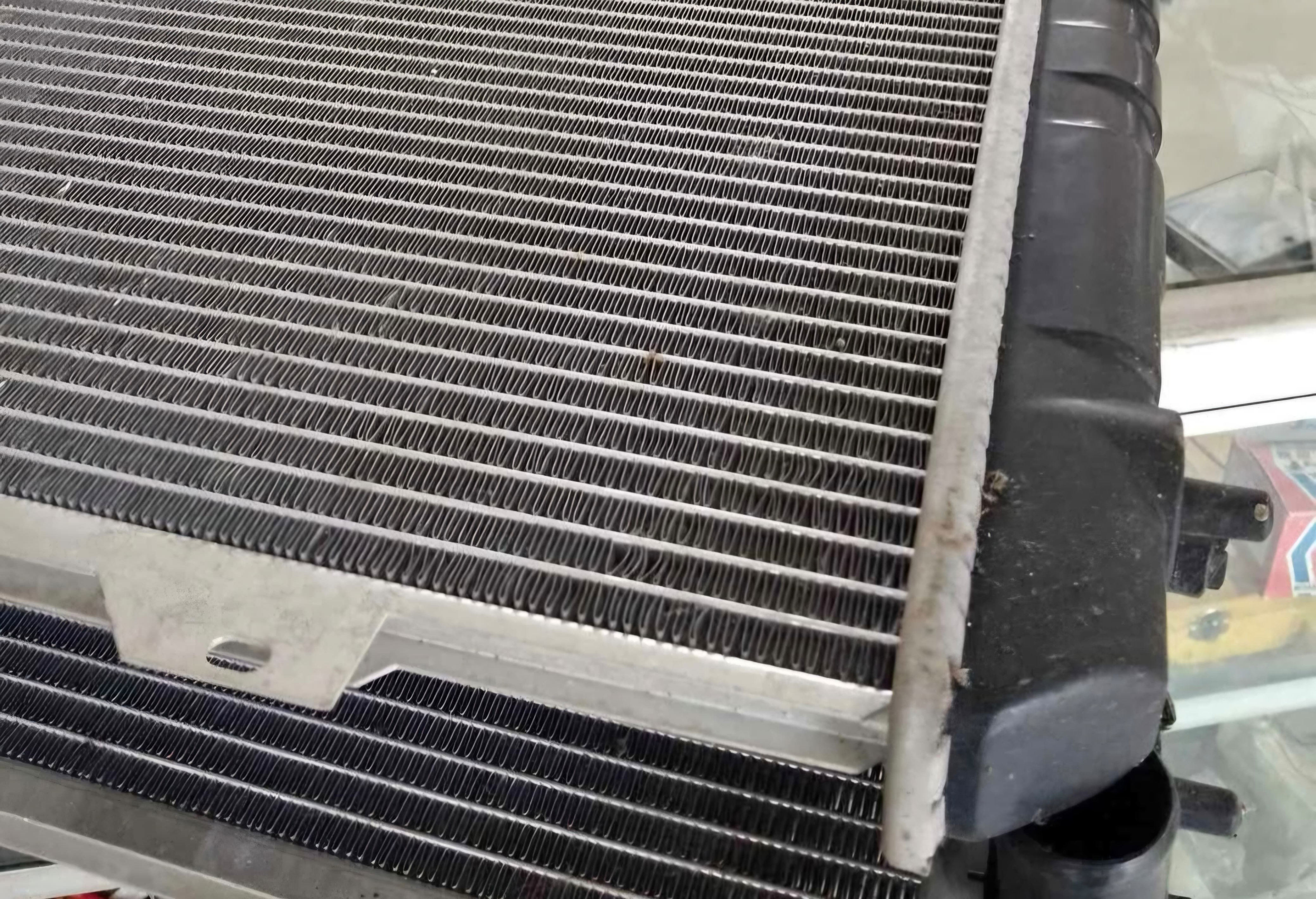 Ini sebabnya jangan biarkan kotoran ada di kisi-kisi radiator mobil bekas