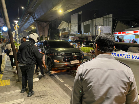 Dishub angkut mobil yang parkir liar saat malam Minggu di Senopati-Gunawarman
