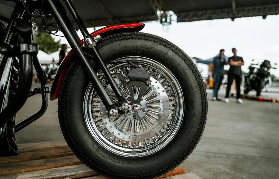 4 penyebab sepele ban motor sering bocor, padahal jarang dipakai!