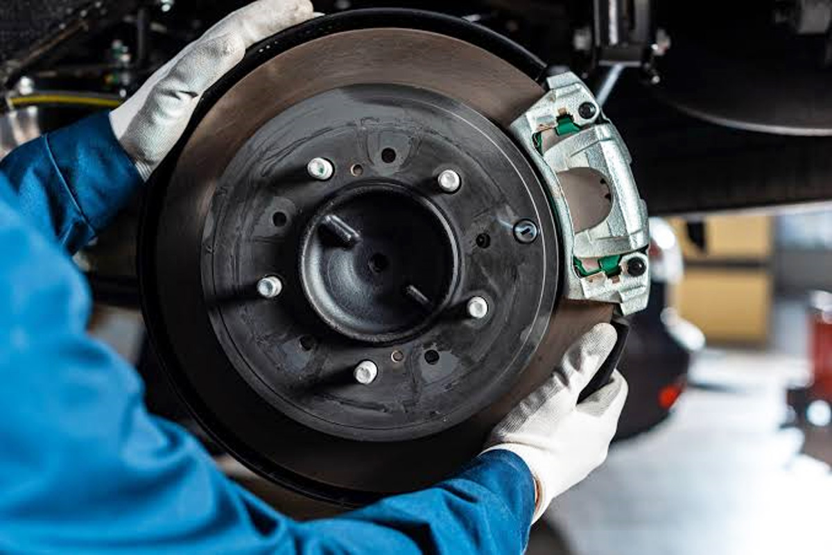 Rem mobil tiba-tiba macet? Jangan panik, ini 6 cara mengatasinya sebelum terlambat