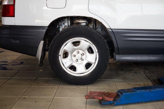 Alasan ban mobil listrik lebih cepat mengalami keausan