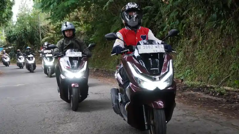 Jangan salah duduk! Posisi berkendara yang tepat bikin motor lebih aman